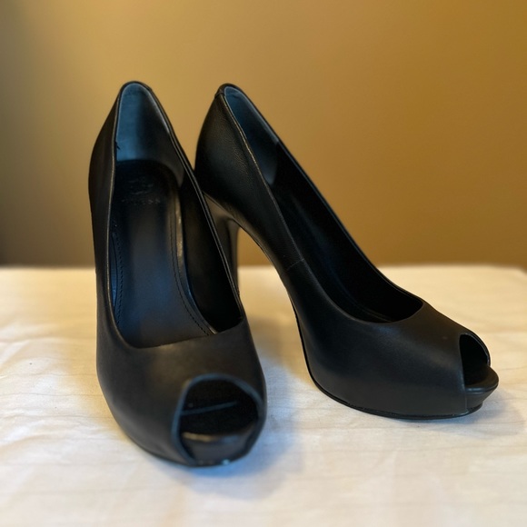 Guess Shoes - Guess Pumps Black Leather Women’s size 7